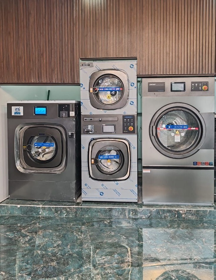 Showroom Mamut con lavadoras y secadoras industriales